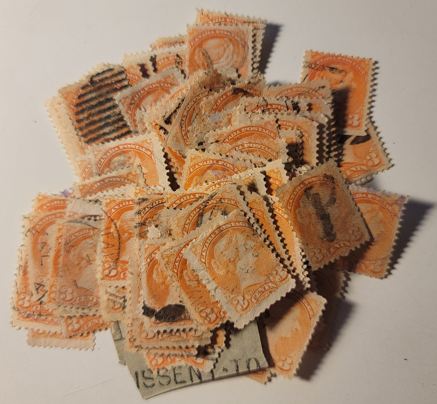 Lot 276 Canada #41 3c Vermillion Queen Victoria, 1888-1897 Small Queen Issue, 180 Ungraded Singles, Damaged Examples, Different Paper Types & Shades, Ideal For Study